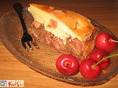 Dvobarvni biskvit s češnjami