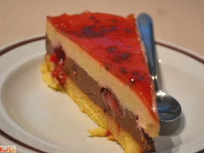 Hladna čokoladna torta z jagodami