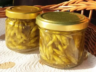 Čemaževi cvetni popki v kisu