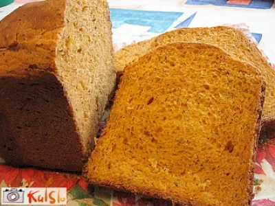 Kruh s paradižnikom in baziliko pečen v avtomatu za peko kruha