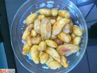 V pečici pečen mlad krompir