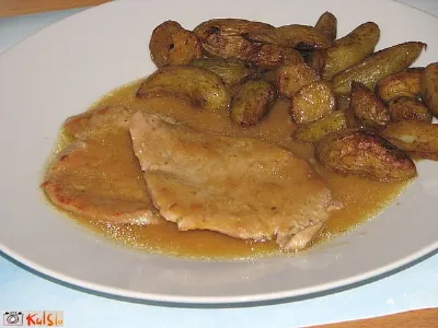 Svinjski zrezki v naravni omaki