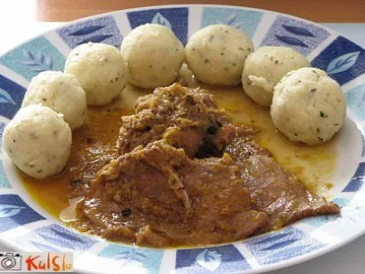 Zajec v omaki z zeliščnimi zdrobovimi kroglicami