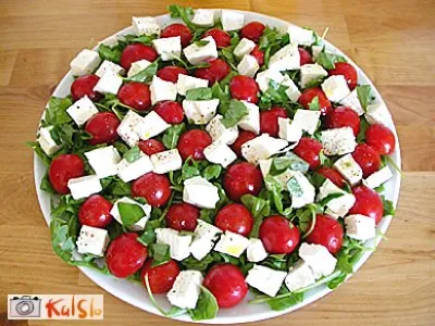 Paradižniki na rukoli s svežim sirom