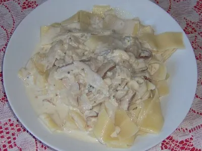 Široki rezanci z gorgonzolo in jurčki