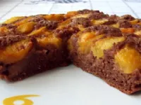 Fotografija recepta: Čokoladni biskvit z breskvami