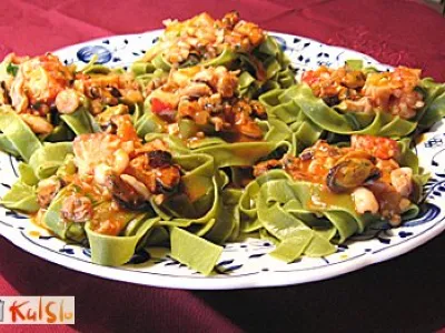 Zeleni rezanci z morskimi sadeži