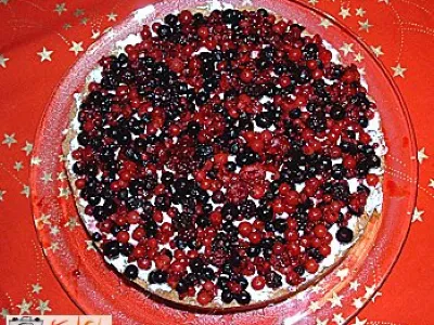 Pisan kolač z jagodičjem