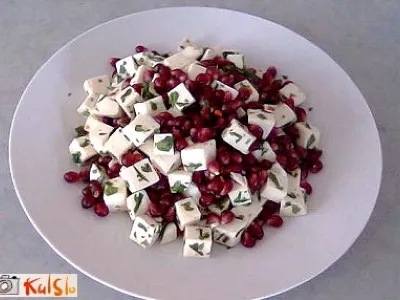 Solata iz mozzarelle z granatnim jabolkom