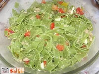 Fotografija recepta: Zeleni rezanci v solati