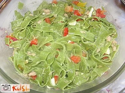 Zeleni rezanci v solati