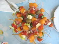 Fotografija recepta: Sadno - zelenjavna nabodala s pršutom