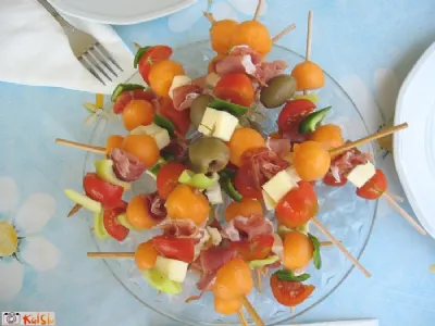 Sadno - zelenjavna nabodala s pršutom