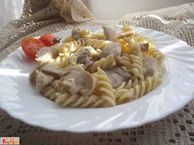 Smetanovi svedrčki s puranom in šampinjoni