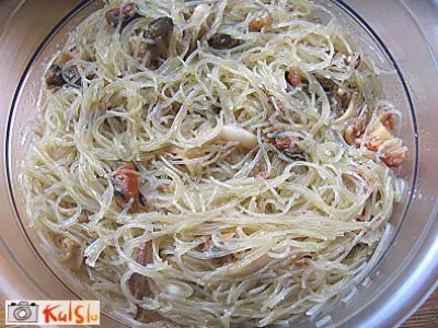 Stekleni rezanci z morskimi sadeži