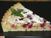 Fotografija recepta: Torta z malinami in pinjolami