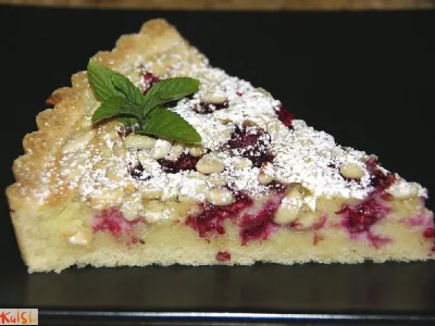 Torta z malinami in pinjolami