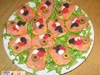 Fotografija recepta: Krekerji z lososom in kaviarjem