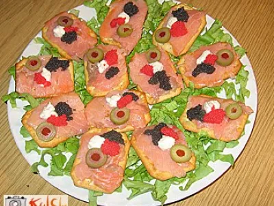 Krekerji z lososom in kaviarjem