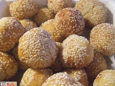 Krompirjeve kroglice s sirom in sezamom