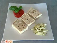 Fotografija recepta: Piščančja mesna pašteta s pinjolami