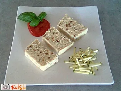 Piščančja mesna pašteta s pinjolami