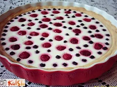 Skutina torta z borovnicami in malinami