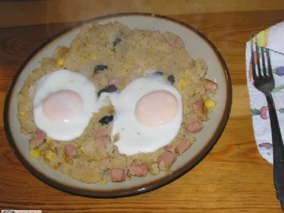 Kuskus z jajci na oko