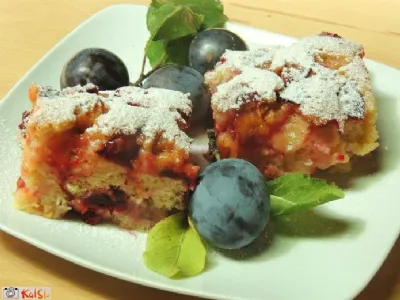 Biskvitno pecivo s slivami