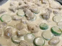 Fotografija recepta: Smetanova omaka s piščancem in bučkami