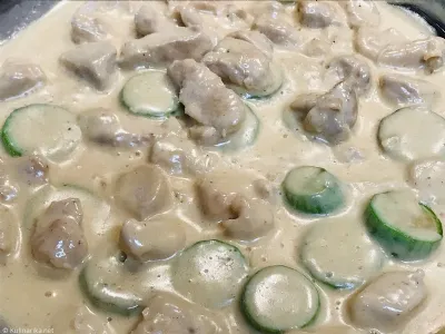 Smetanova omaka s piščancem in bučkami