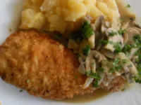 Fotografija recepta: Dunajski zrezki  v smetanovi omaki  s šampijoni