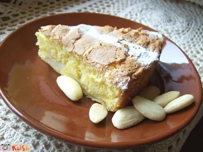 Mandljev biskvit s hruškami