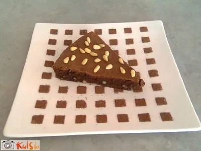 Čokoladna torta s pinjolami