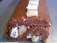 Fotografija recepta: Čokoladna rolada z ananasom in kislo smetano