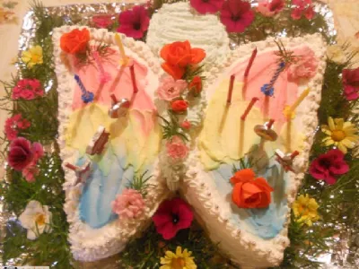 Orehova torta s sadjem in smetano