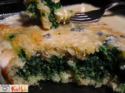 Špinačni narastek z gorgonzolno omako 