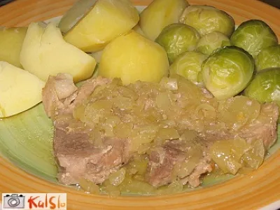 Čebulna pečenka z belim vinom