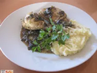 Fotografija recepta: Piščančja bedra s šampinjoni