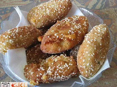 Krompirjevi kroketi s sirom in sezamom