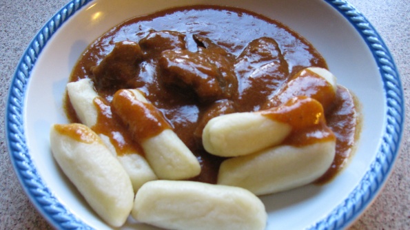 goveji_gola_s_krompirjevimi_svaljki_zelena_solata_002_595