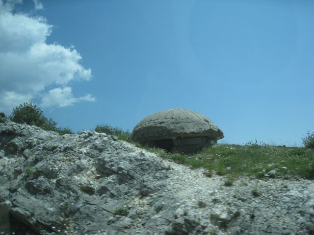 Bunkerji, zgrajeni med leti 1950 in 1985, v času vladanja Enverja Hoxha, se nahajajo po celi državi