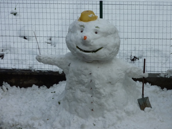 Jaz sem snežak, jaz sem junak, pisker na glavi, lopata v rokah...