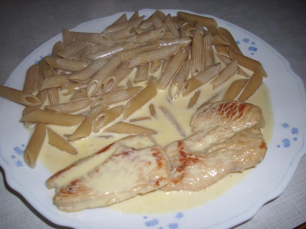 puranji_zrezki_v_smetanovi_omaki_s_testeninami_595